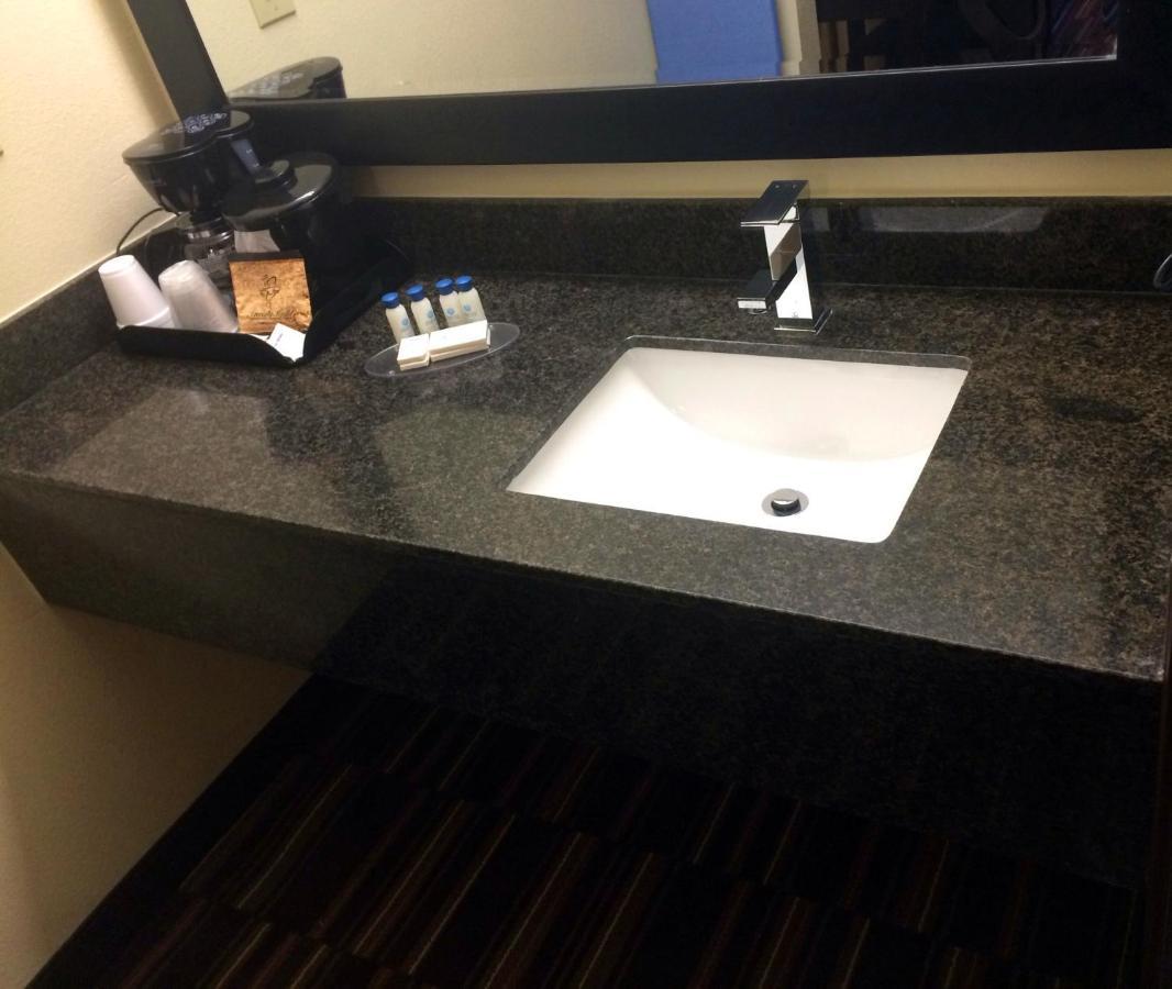 Boarders Inn & Suites By Cobblestone Hotels - Ashland City Bagian luar foto