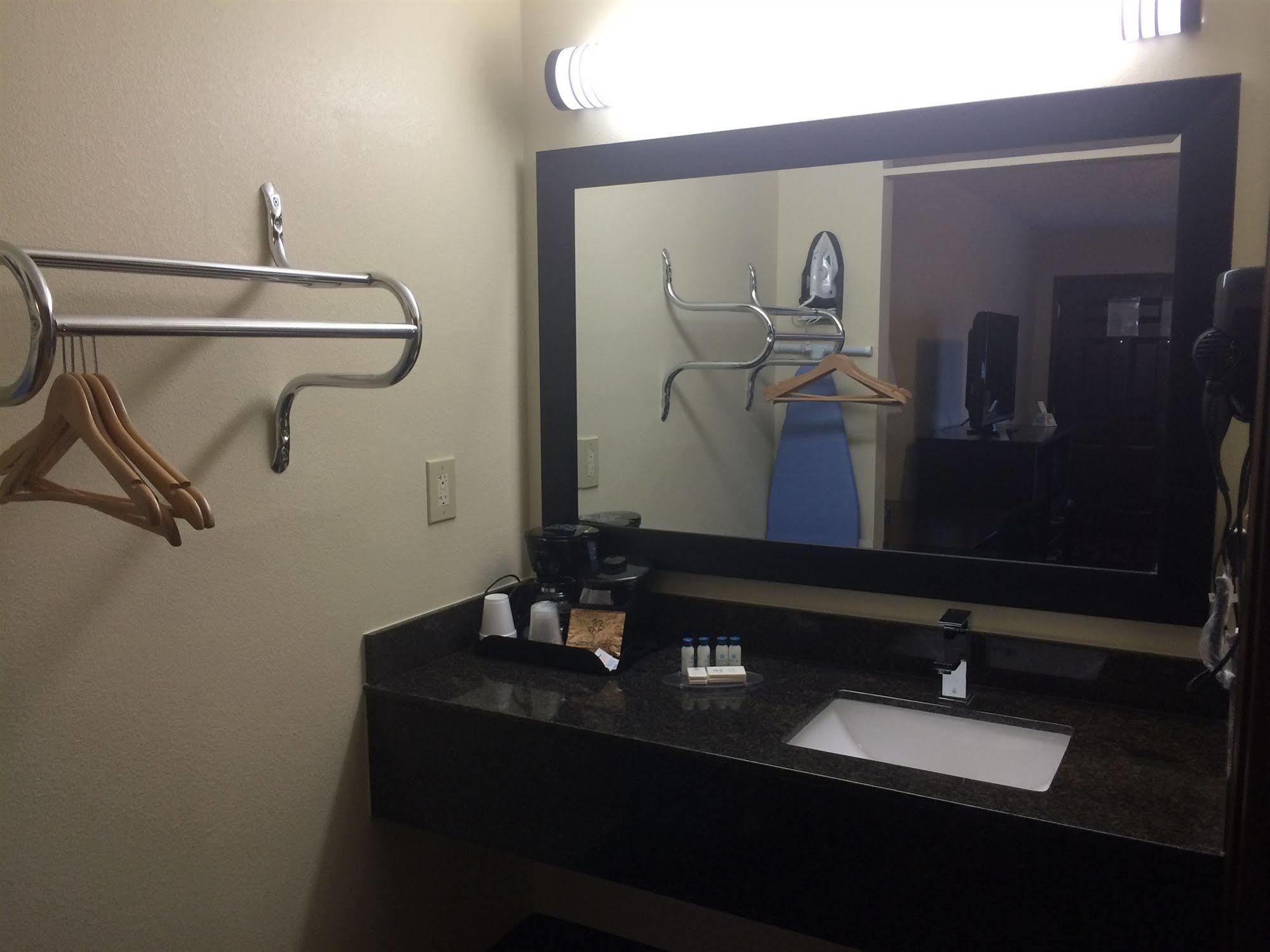 Boarders Inn & Suites By Cobblestone Hotels - Ashland City Bagian luar foto